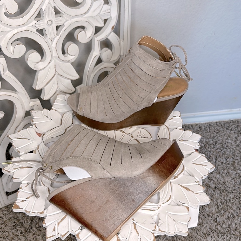 New Womens Faux Suede Slitted Wooden Platform Wedge Sandal taupe! NEW IN BOX📦